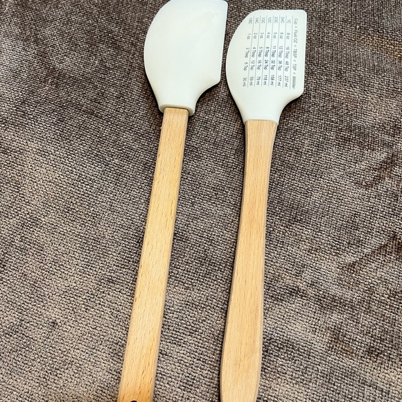 Set of 2 Holiday Spatulas: Easter & Valentine’s Day - Picture 4 of 5